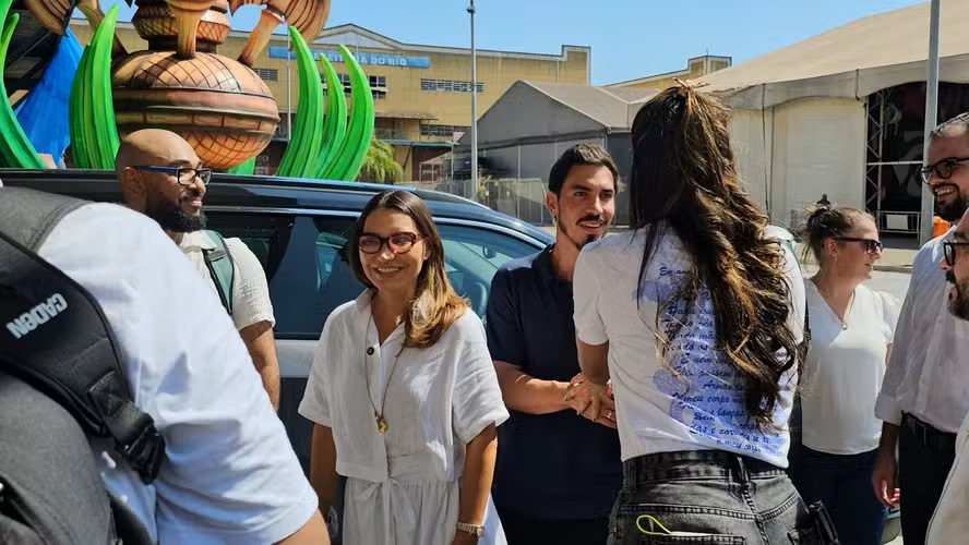 Janja visita barracões das escolas de samba em uma semana do Carnaval