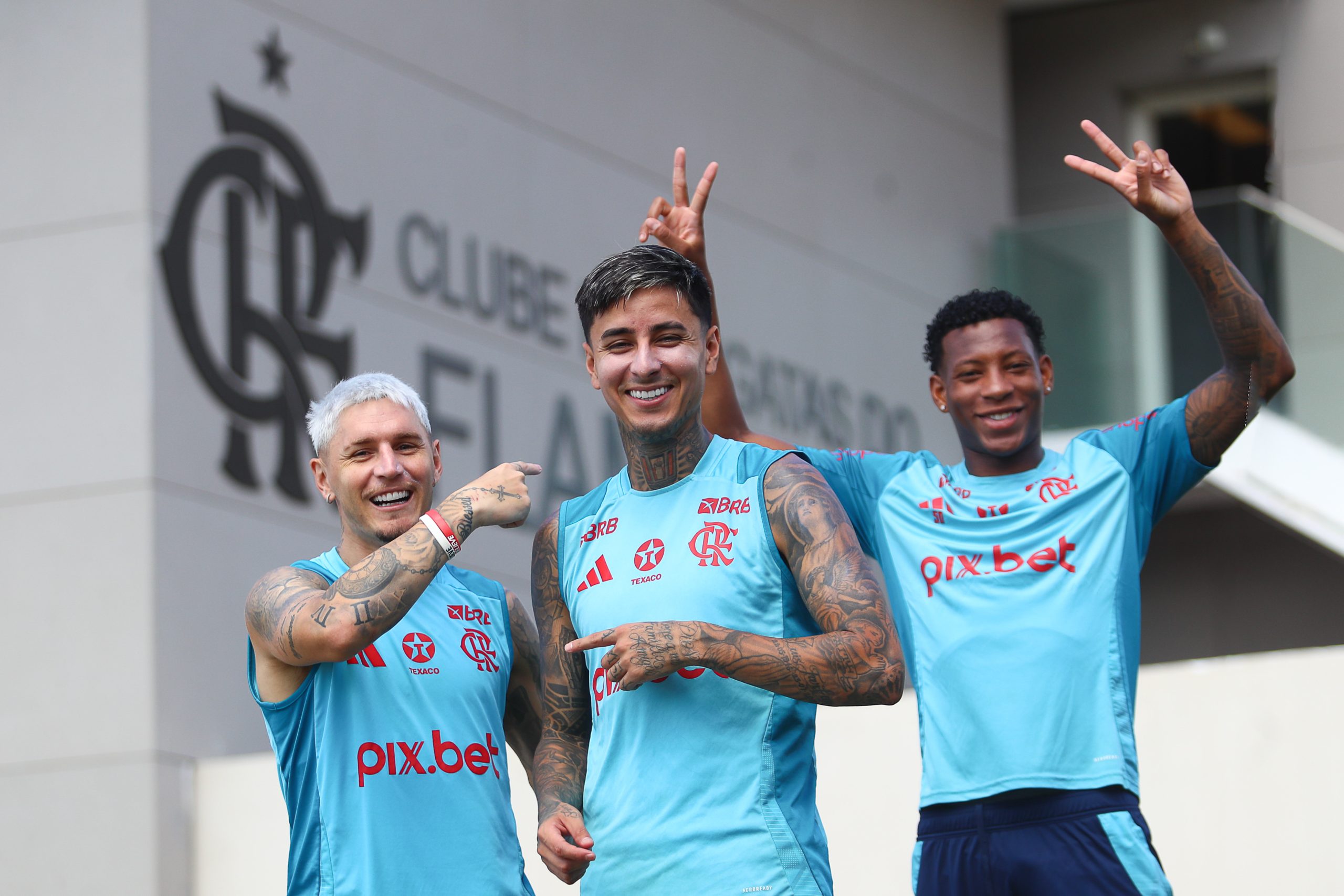 Pulgar renova contrato com Flamengo e fica até 2028