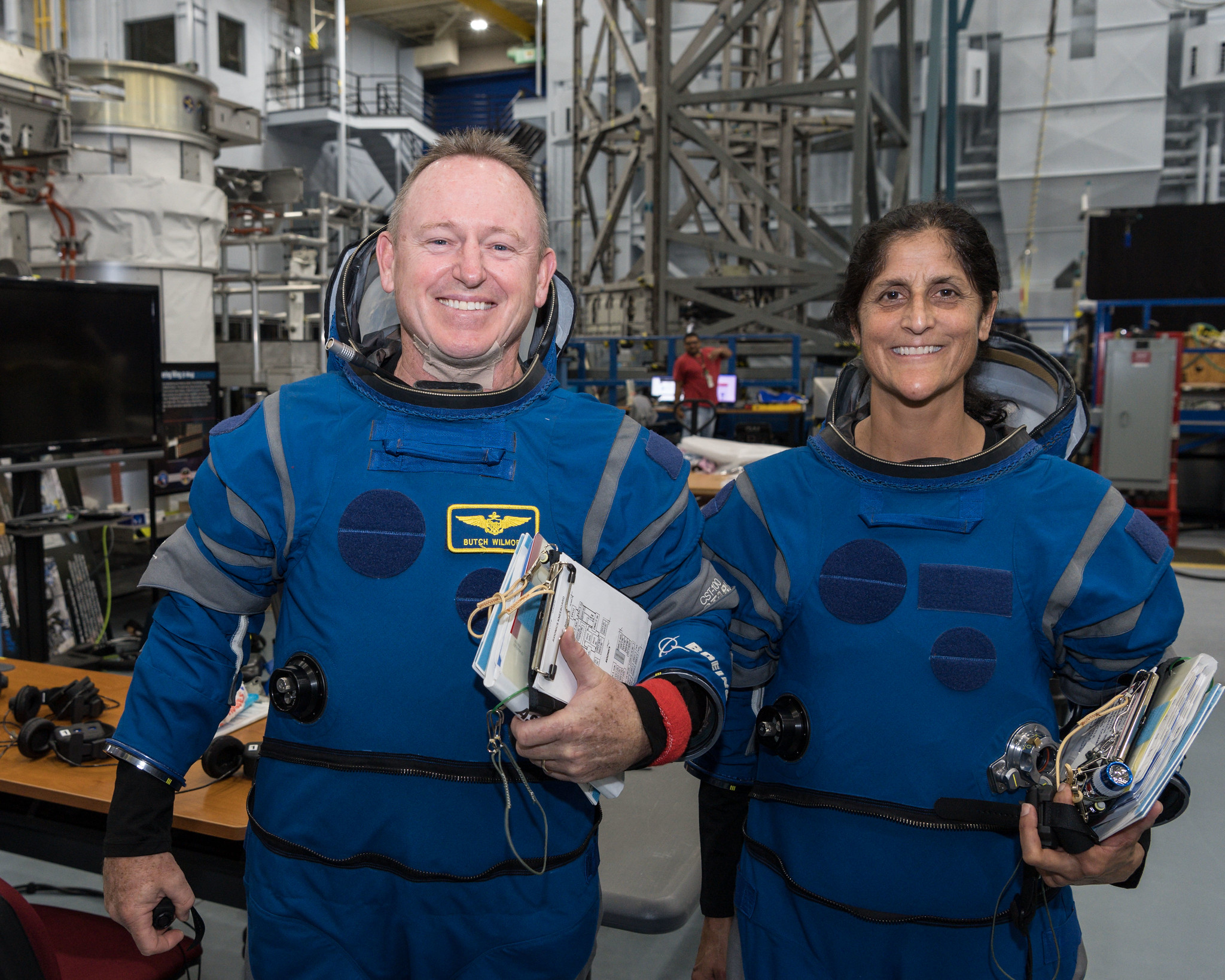 Astronautas presos no espaço iniciam retorno para a terra após nove meses