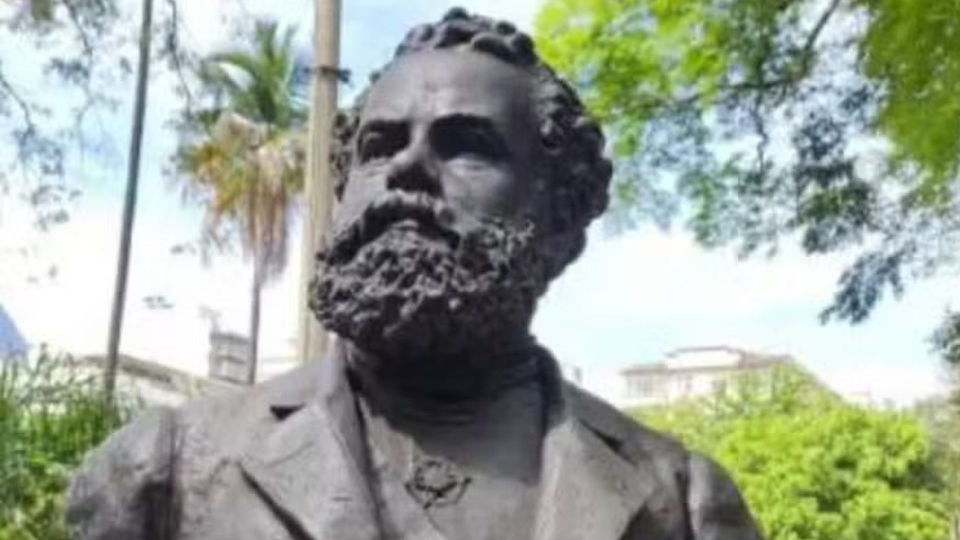 Busto de educador é furtado na Praça Afonso Pena, na Tijuca