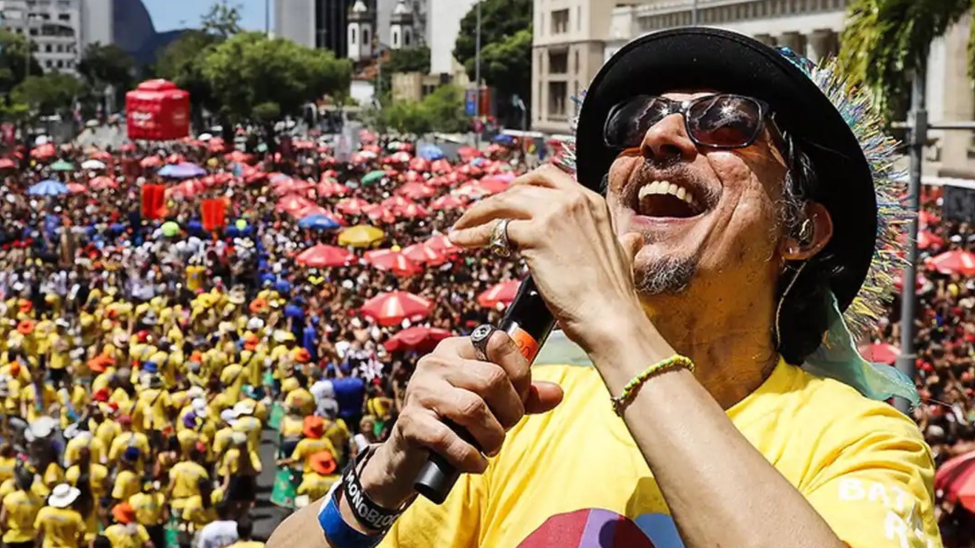 Comemoração de 25 anos do Monobloco reúne 80 mil foliões no Centro do Rio neste domingo (9)