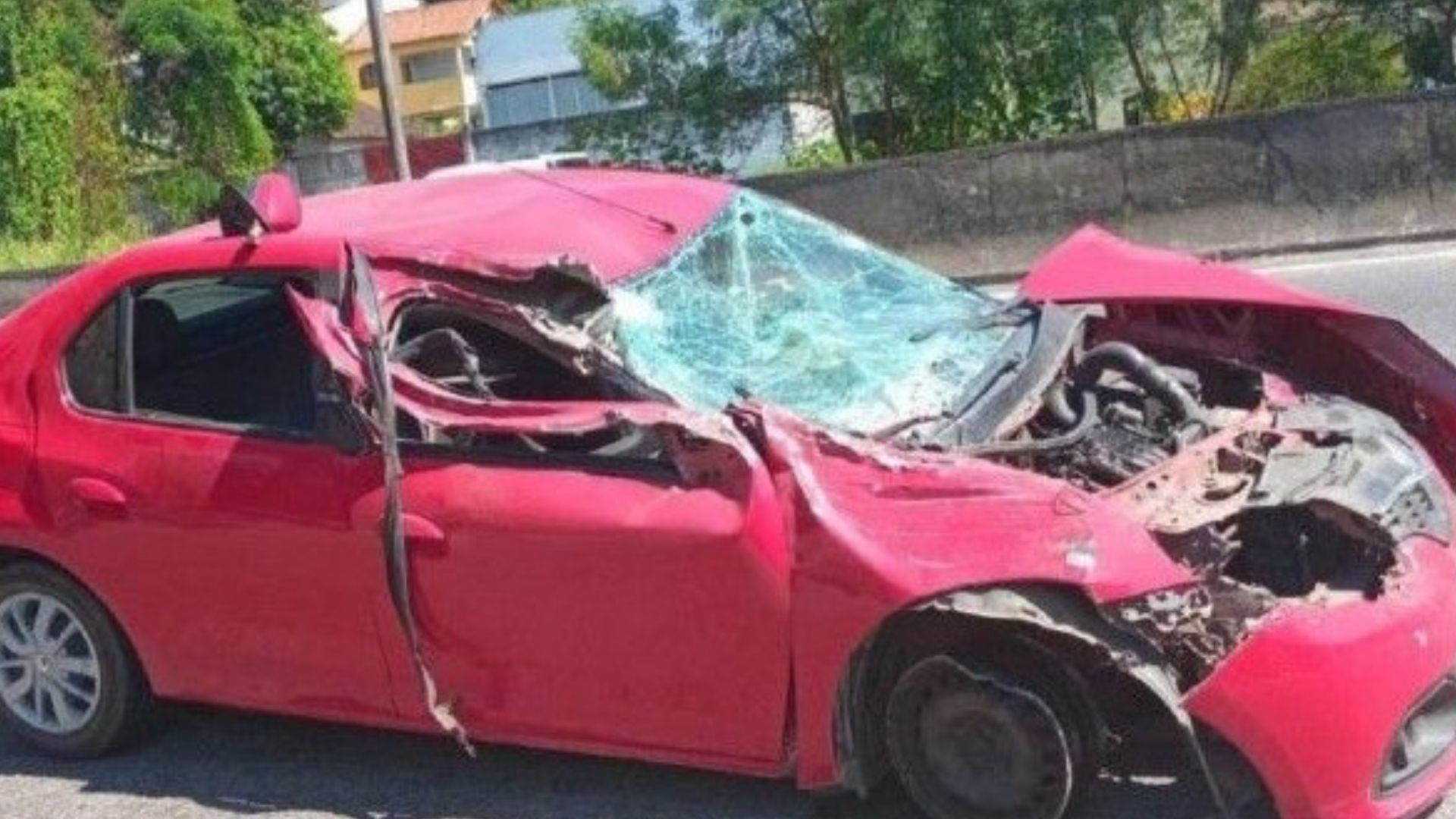 Polícia busca motorista sem habilitação que causou acidente e deixa passageiro tetraplégico em Niterói