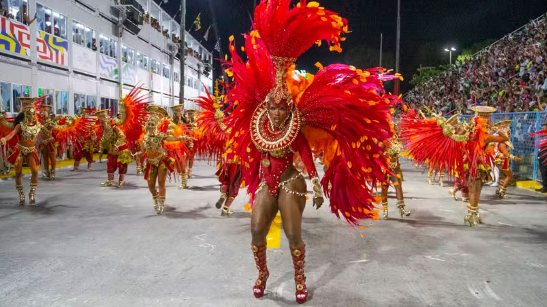 Carmem Mondego reassume posto de musa da Imperatriz após polêmica e críticas