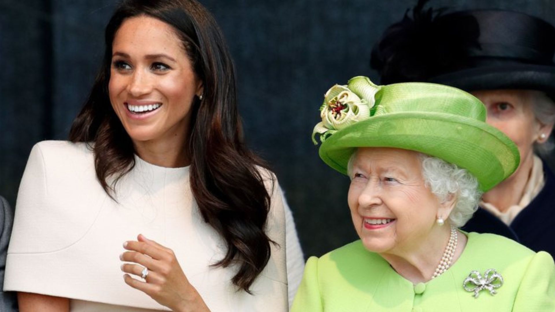 Meghan usa redes sociais para mostrar presente que ganhou de Rainha Elizabeth