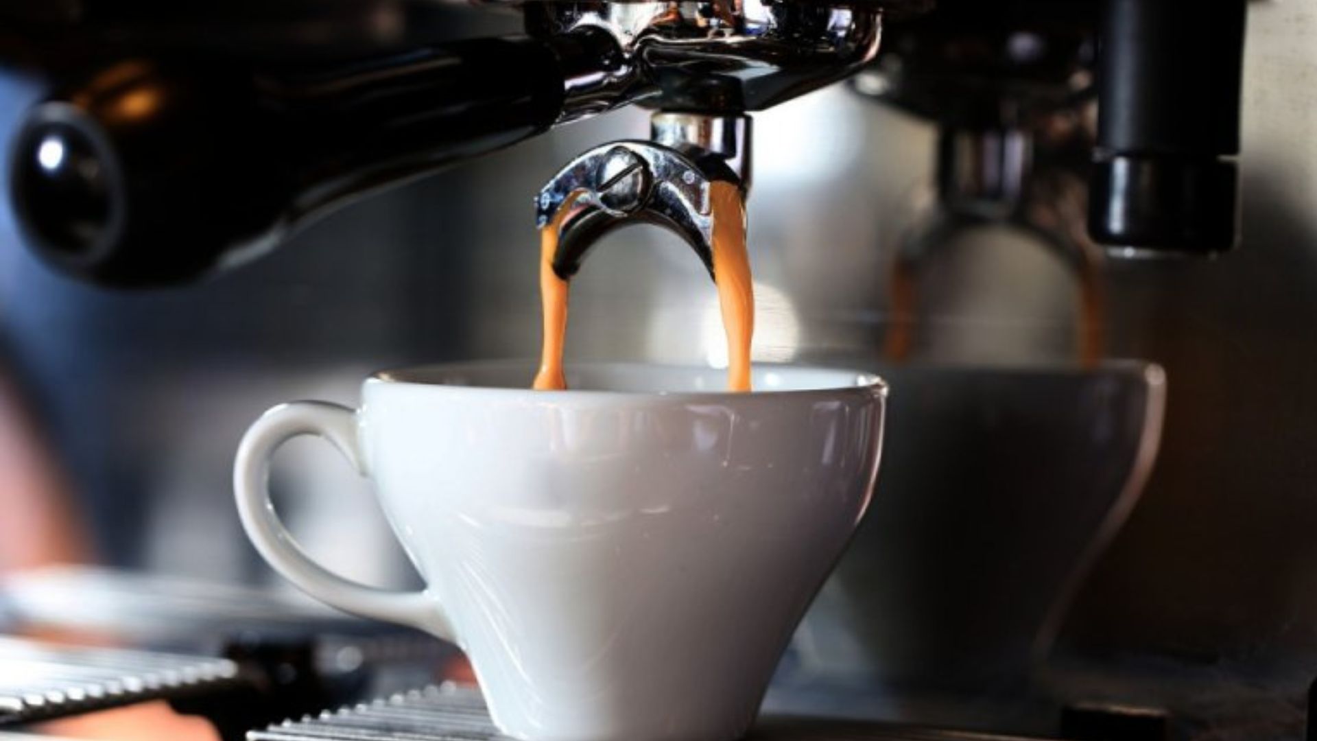 Máquinas de café em escritórios elevam níveis de substâncias que aumentam o colesterol, aponta estudo