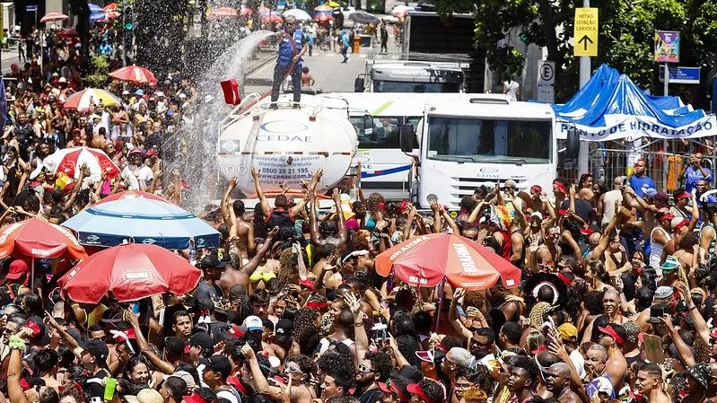 Monobloco para encerrar folia com estilo neste domingo