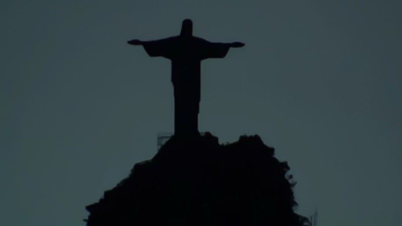 Cristo Redentor fica apagado em sinal de luto por morte de turista gaúcho