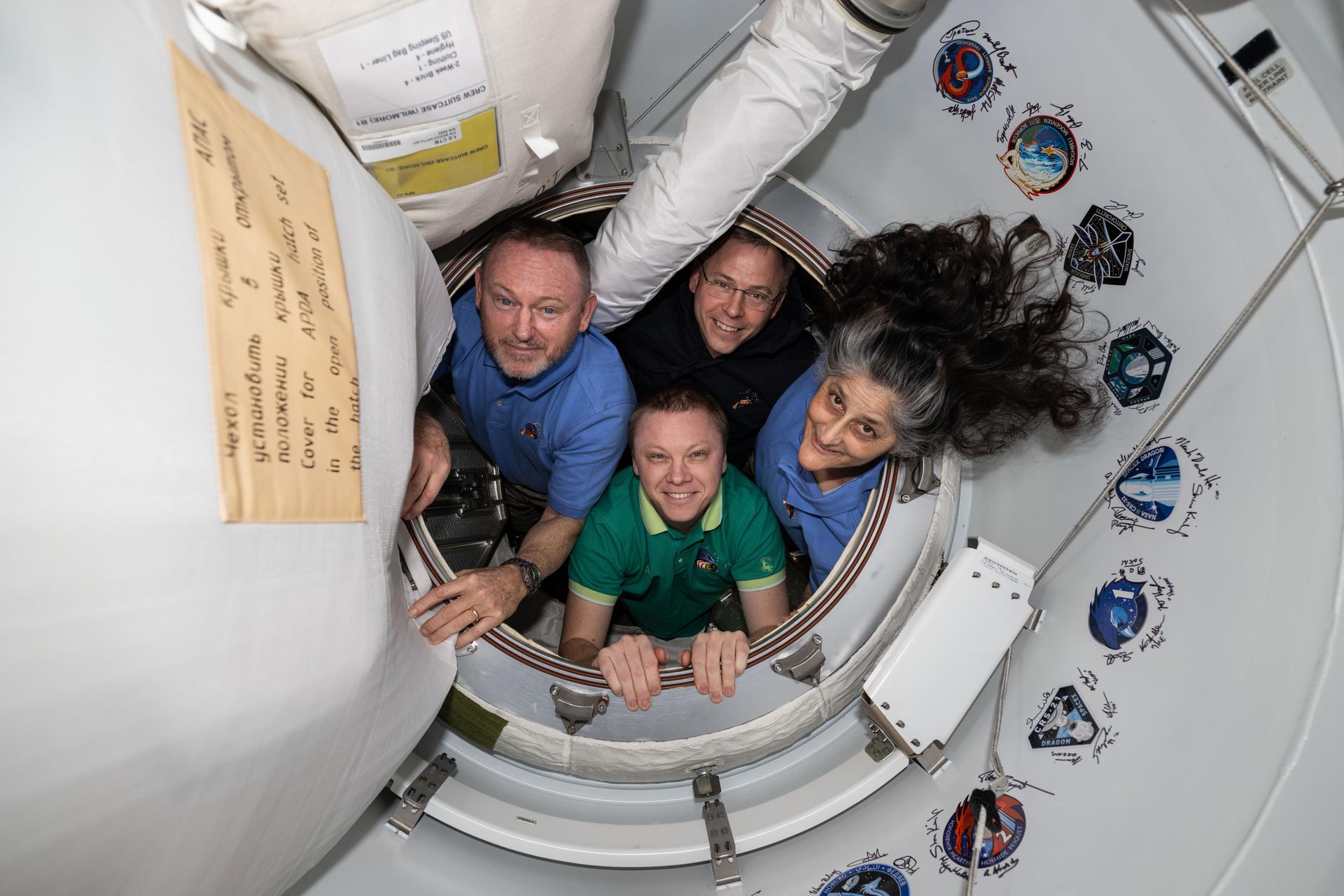 Astronautas da Crew-9 pousam na Terra após nove meses no espaço