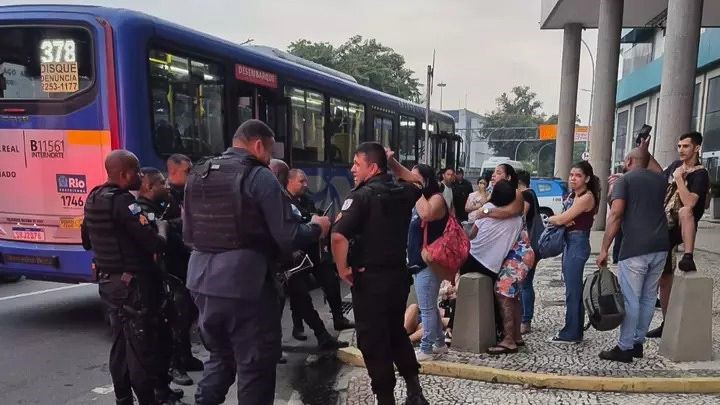 Ônibus é sequestrado na Avenida Brasil e criminoso é preso no Centro do Rio