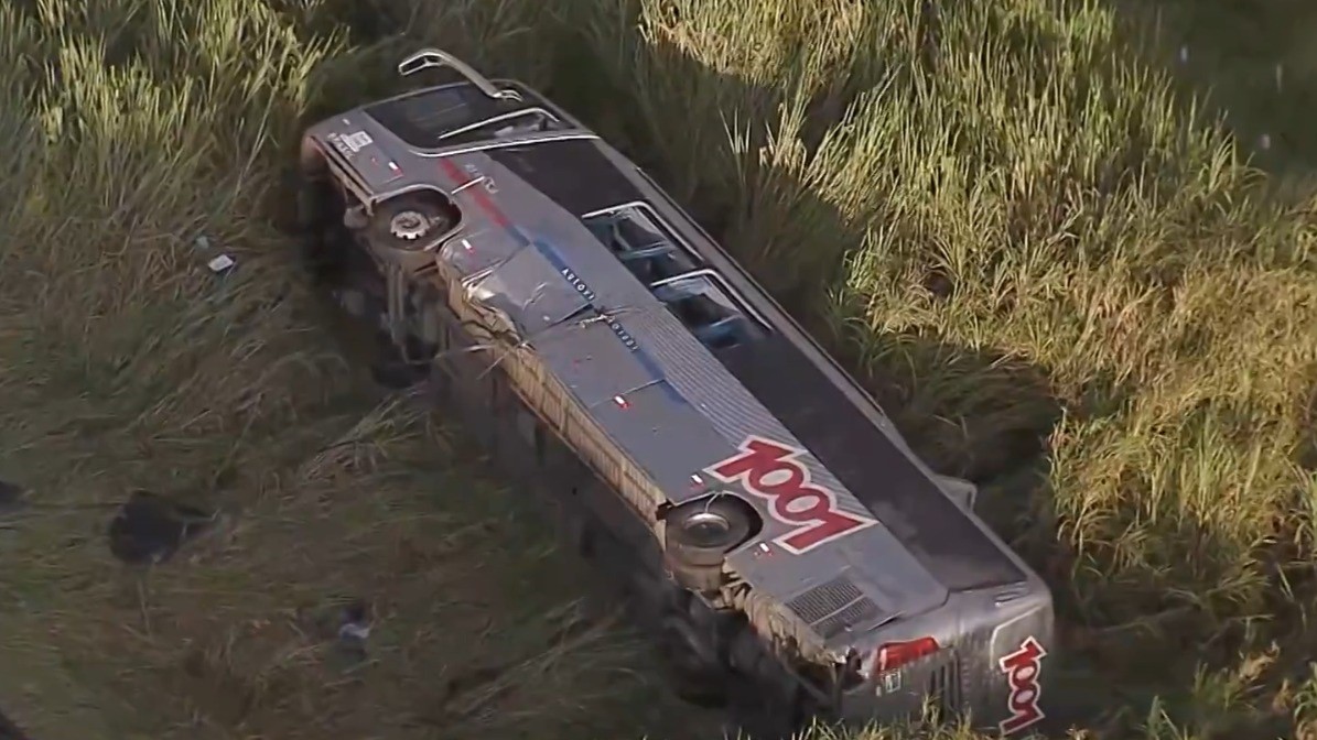 Ônibus cai em ribanceira na Dutra e deixa um morto e 25 feridos no interior de SP