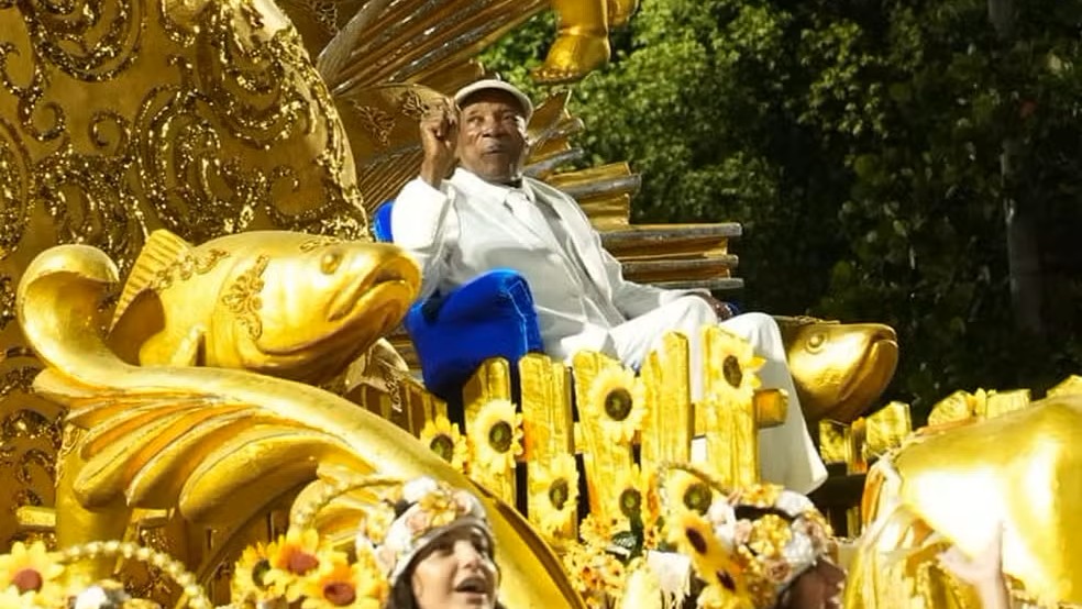 Milton Nascimento se emociona ao ser homenageado pela Portela no Carnaval 2025 e agradece tributo