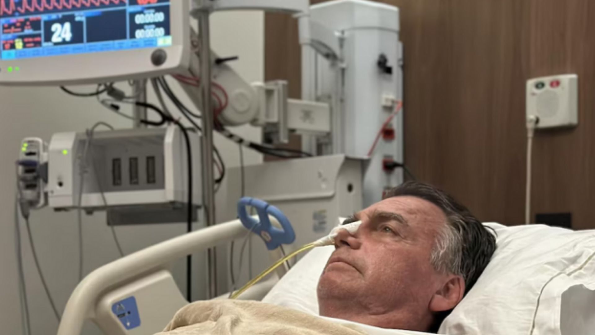 Bolsonaro segue internado na UTI com quadro estável e sem previsão de alta