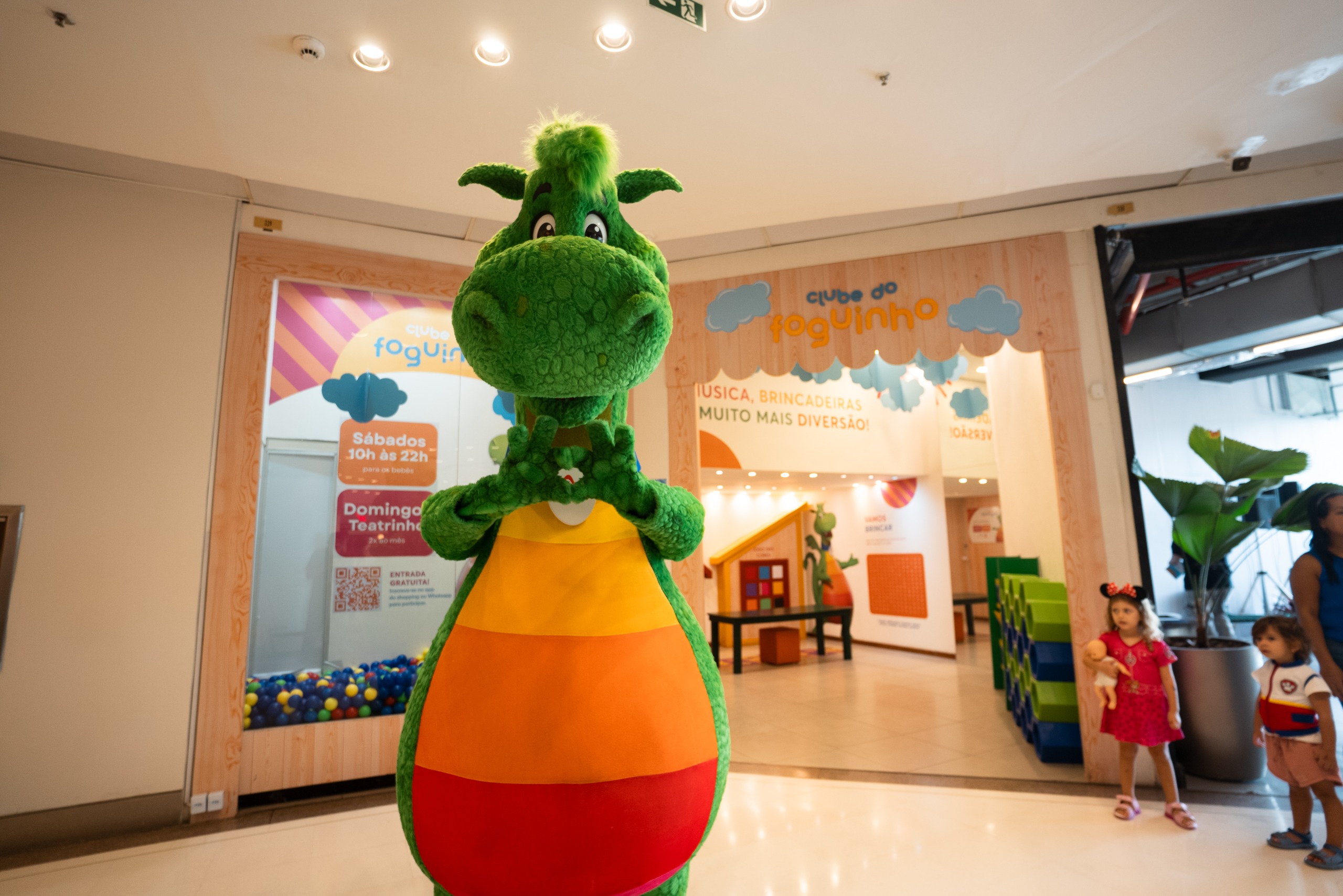 Teatrinhos e atividades para crianças agitam o mês de maio no Botafogo Praia Shopping
