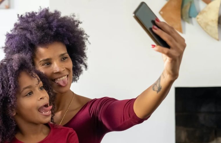 Sharenting ameaça privacidade e saúde mental de crianças, aponta estudo brasileiro