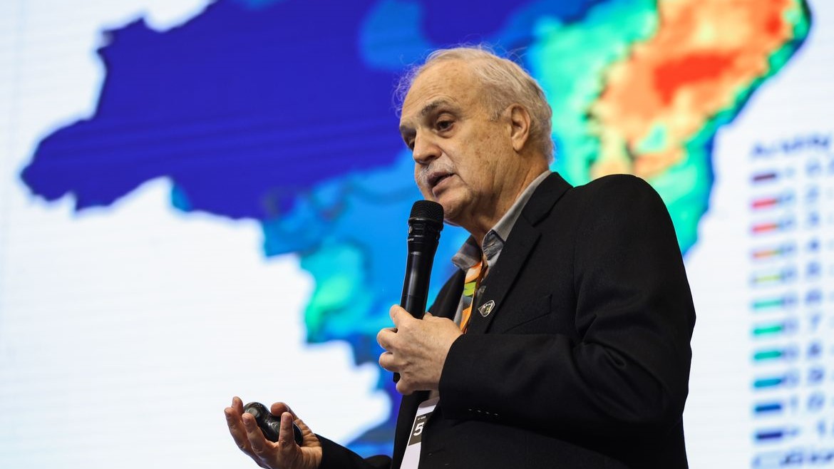 Brasil tem potencial para neutralizar emissões até 2040, diz climatologista Carlos Nobre