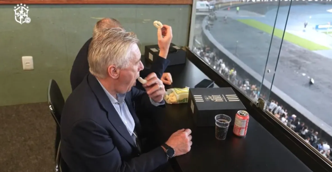 Ancelotti assiste jogo do Botafogo e experimenta biscoito de polvilho no Nilton Santos