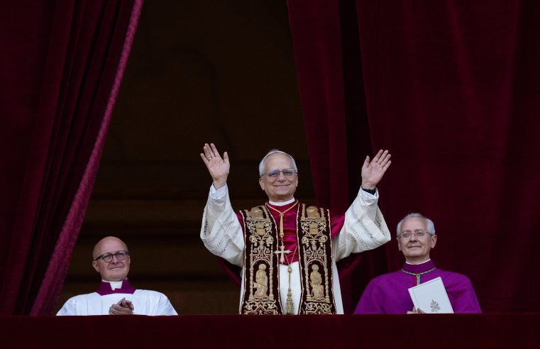 Papa Leão XIV celebra primeira missa no Vaticano e alerta para ‘ateísmo prático’
