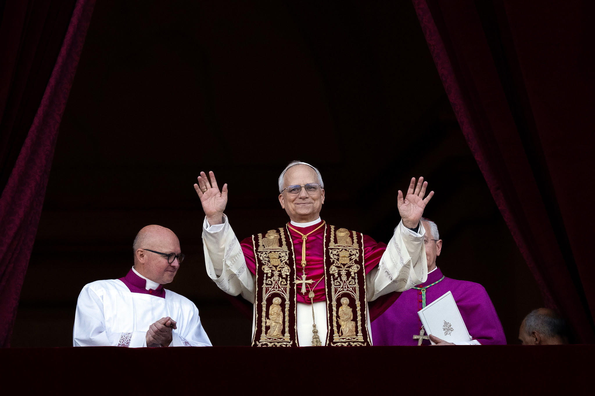 Papa Leão XIV faz apelo à paz mundial em discurso na Praça de São Pedro, no Vaticano