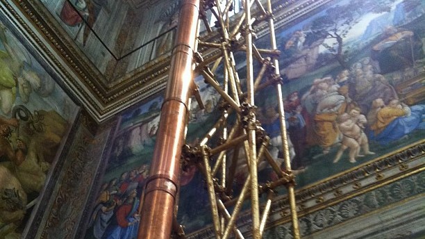 Conclave: chaminé que anunciará novo papa é instalada na Capela Sistina