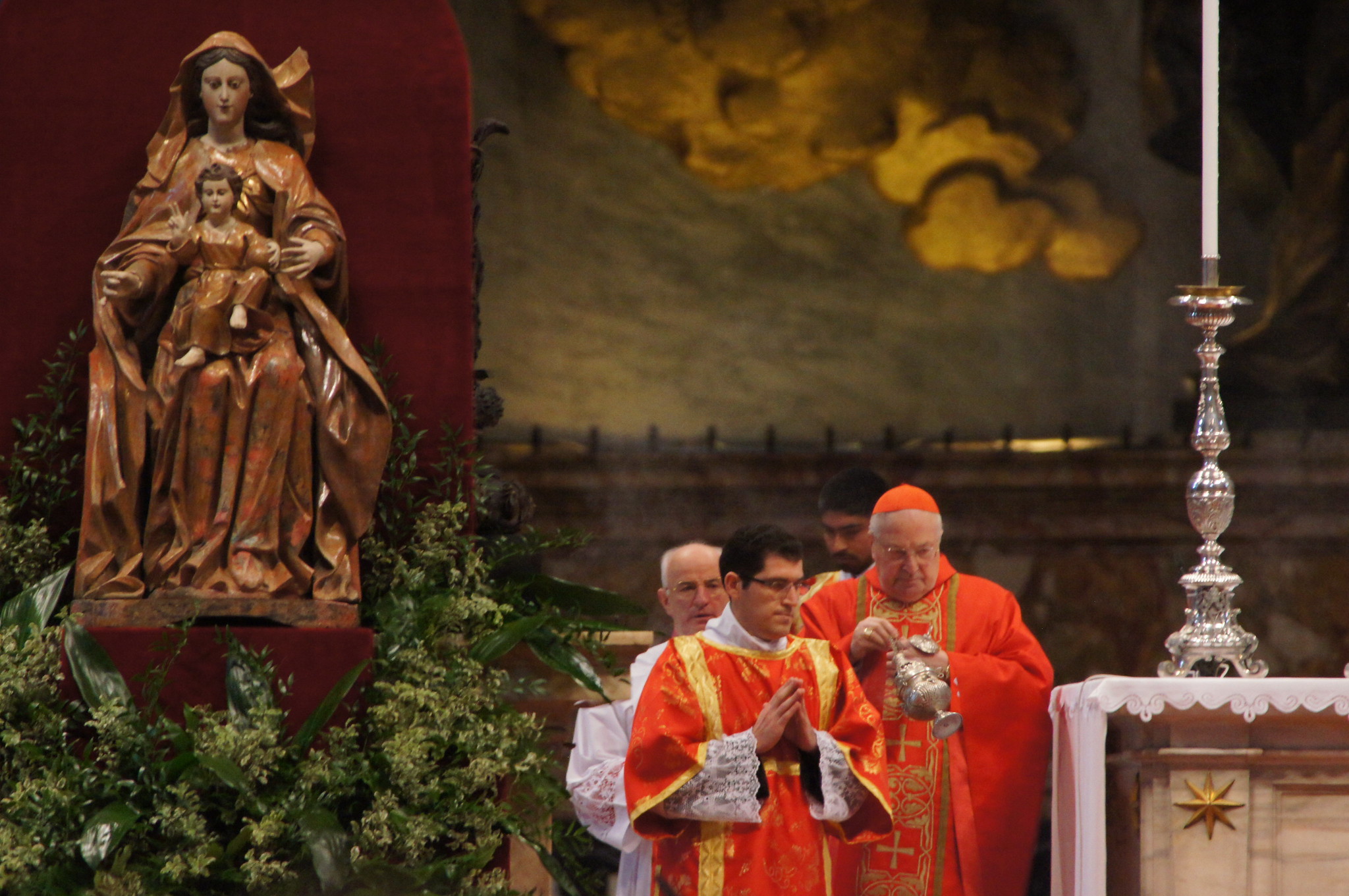 Cardeais iniciam conclave no Vaticano em missa solene para eleger novo papa