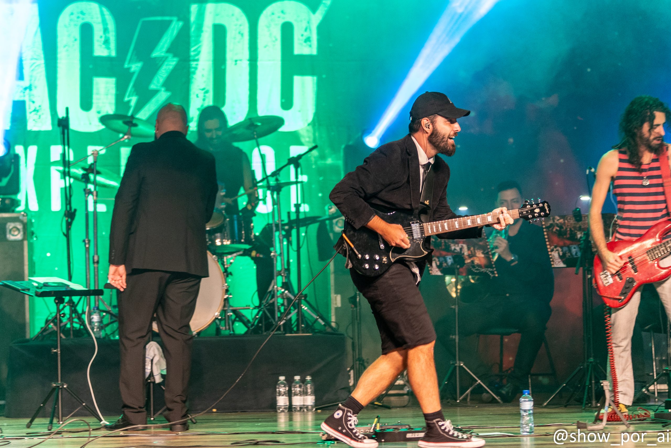 Rock e efeitos visuais dominam a Cidade das Artes com bandas covers de AC/DC e Pink Floyd neste sábado (17)