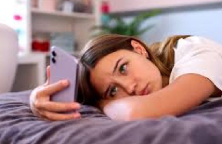 Estudo mostra que adolescentes com saúde mental fragilizada passam mais tempo nas redes sociais