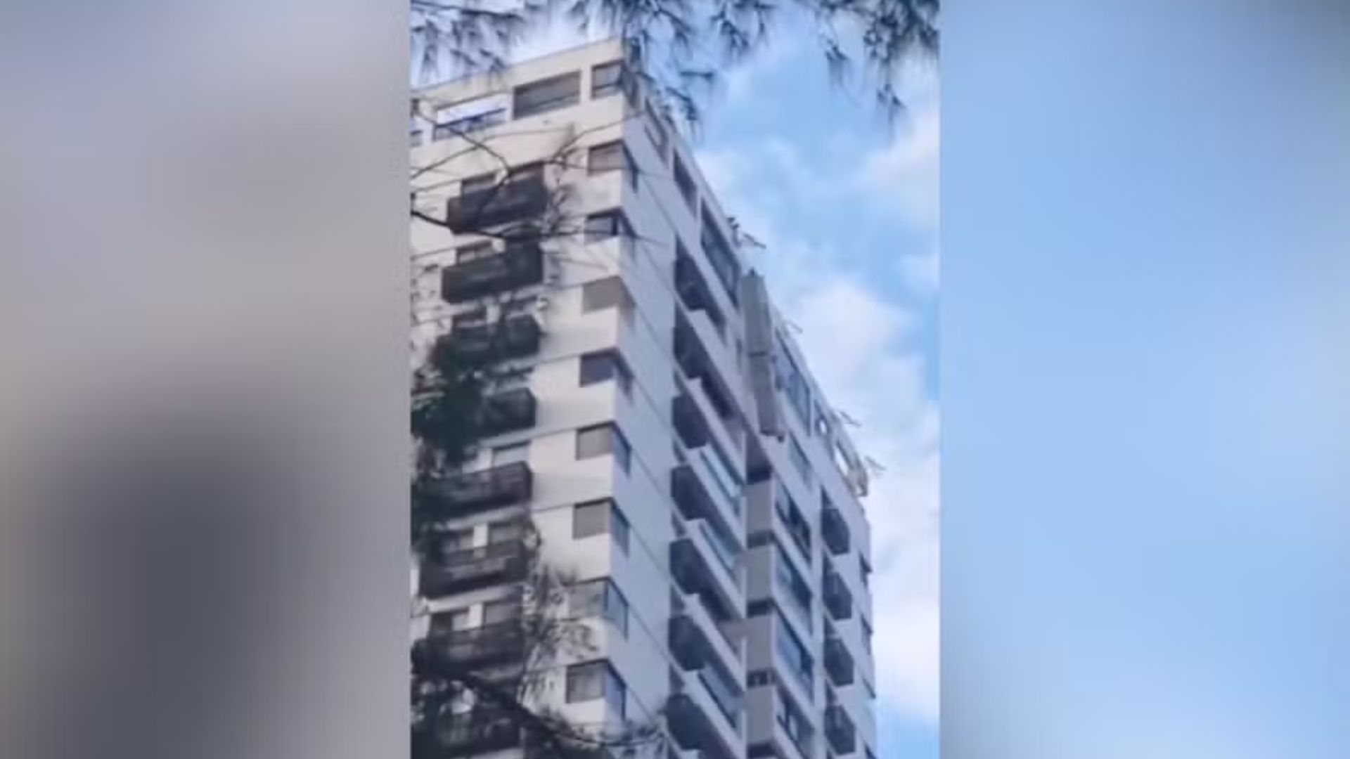 Andaime cede e trabalhadores ficam pendurados na Barra da Tijuca