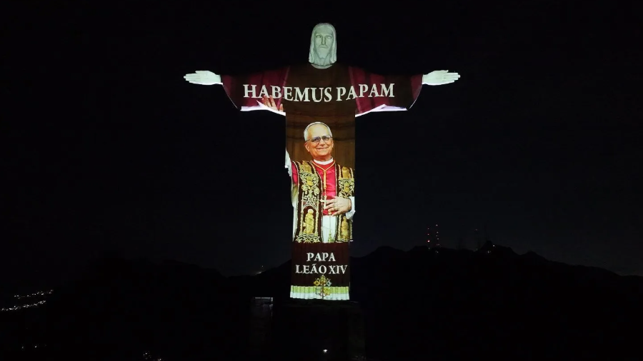 Cristo Redentor exibe homenagem ao papa Leão XIV com imagem projetada e símbolo de São Pedro