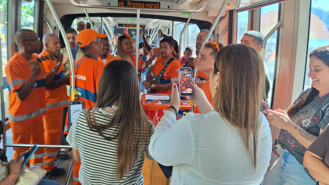 Garis fazem blitz musical no VLT em ação de 50anos da Comlurb
