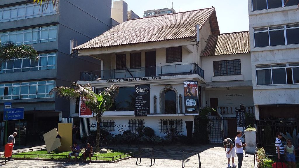 Laudo aponta risco estrutural e interdita área da Casa de Cultura Laura Alvim, em Ipanema
