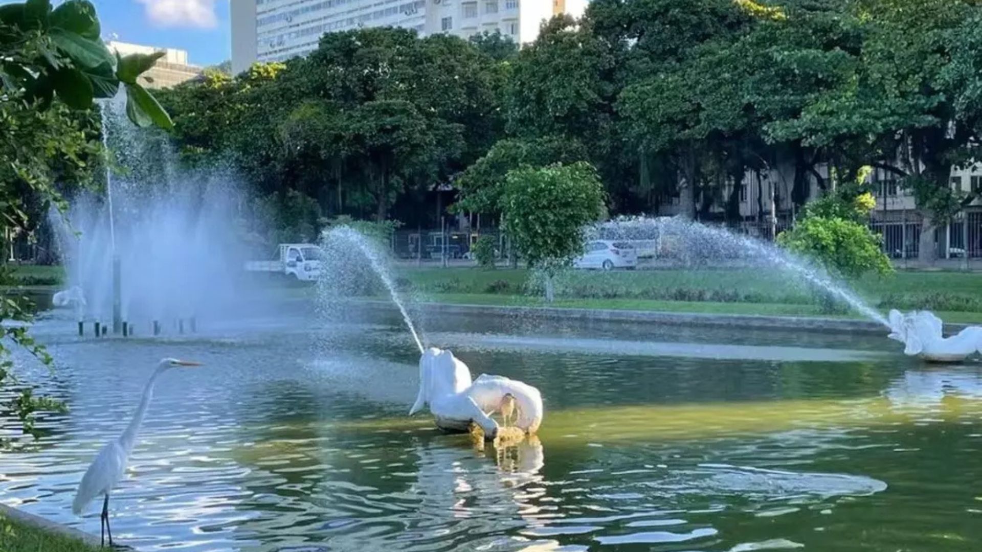 Chafariz dos Golfinhos volta a funcionar na Praça Paris após furto