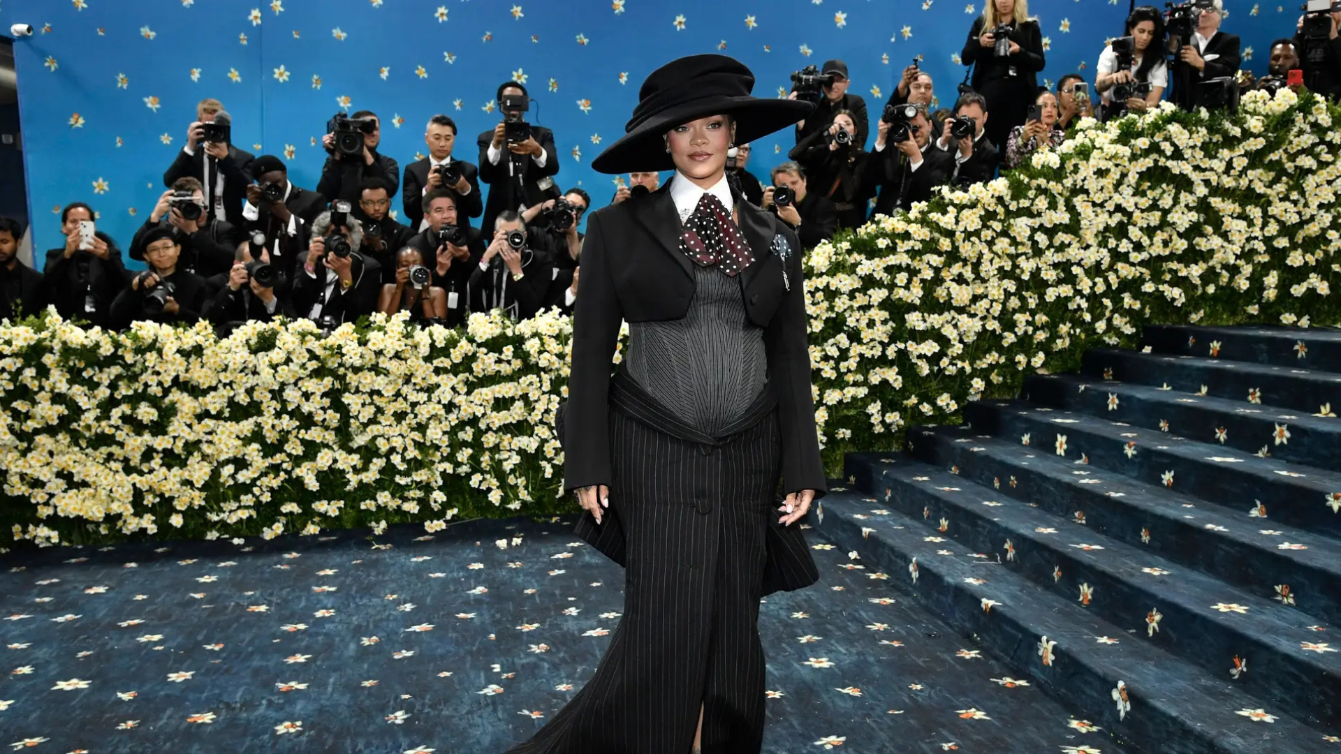 Rihanna anuncia 3ª gravidez ao lado de A$AP Rocky antes do Met Gala 2025