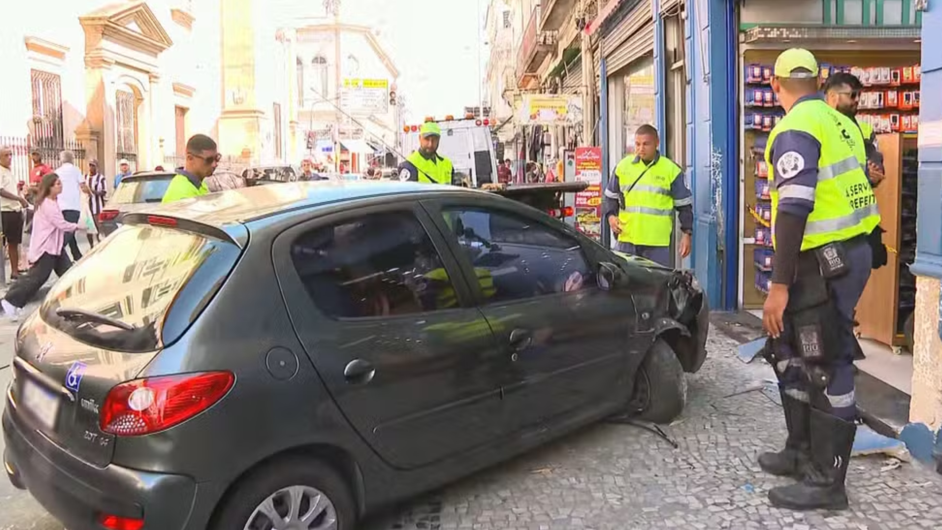 Carro perde controle, invade calçada e atropela três pessoas no Saara, no Centro do Rio