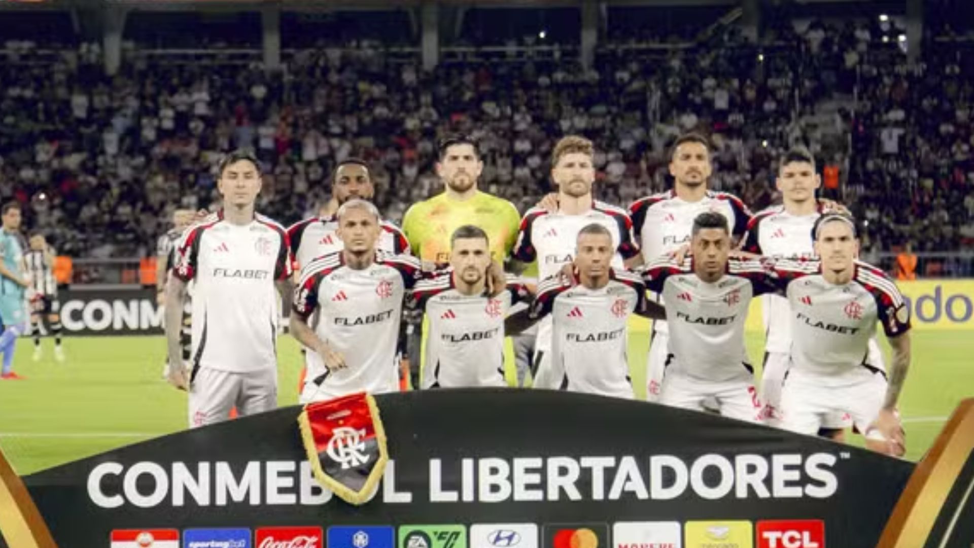 Time do Flamengo sofre tentativa de assalto na Linha Amarela após desembarque no Rio, Rossi tem carro baleado