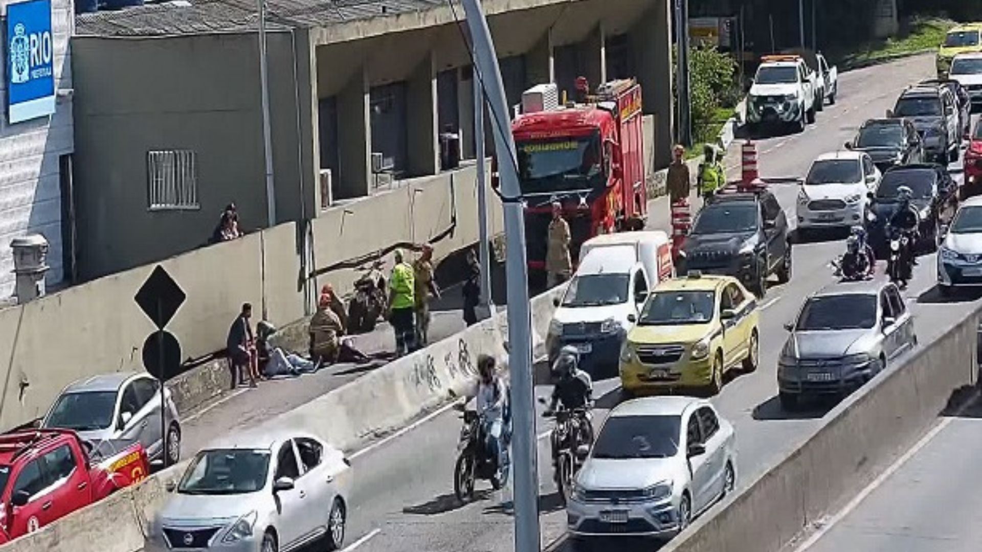 Acidente interdita acesso à Rua Jardim Botânico pelo Túnel Rebouças nesta sexta-feira (09)
