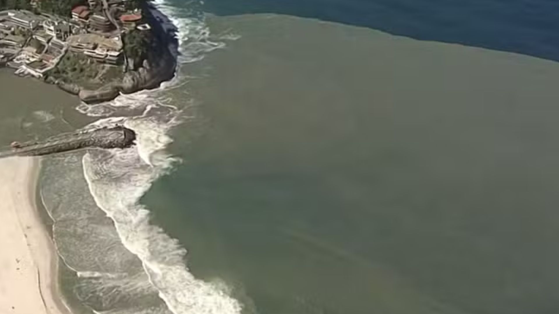 Mancha verde-escura atinge Praia do Pepê, na Zona Oeste do Rio