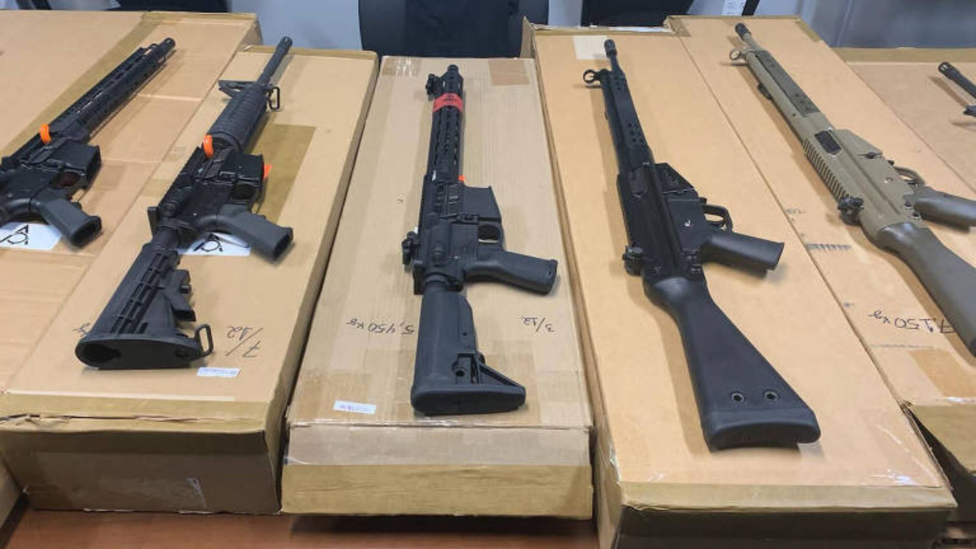 Armas americanas alimentam guerra do tráfico no Rio; 60% dos fuzis apreendidos vieram dos EUA