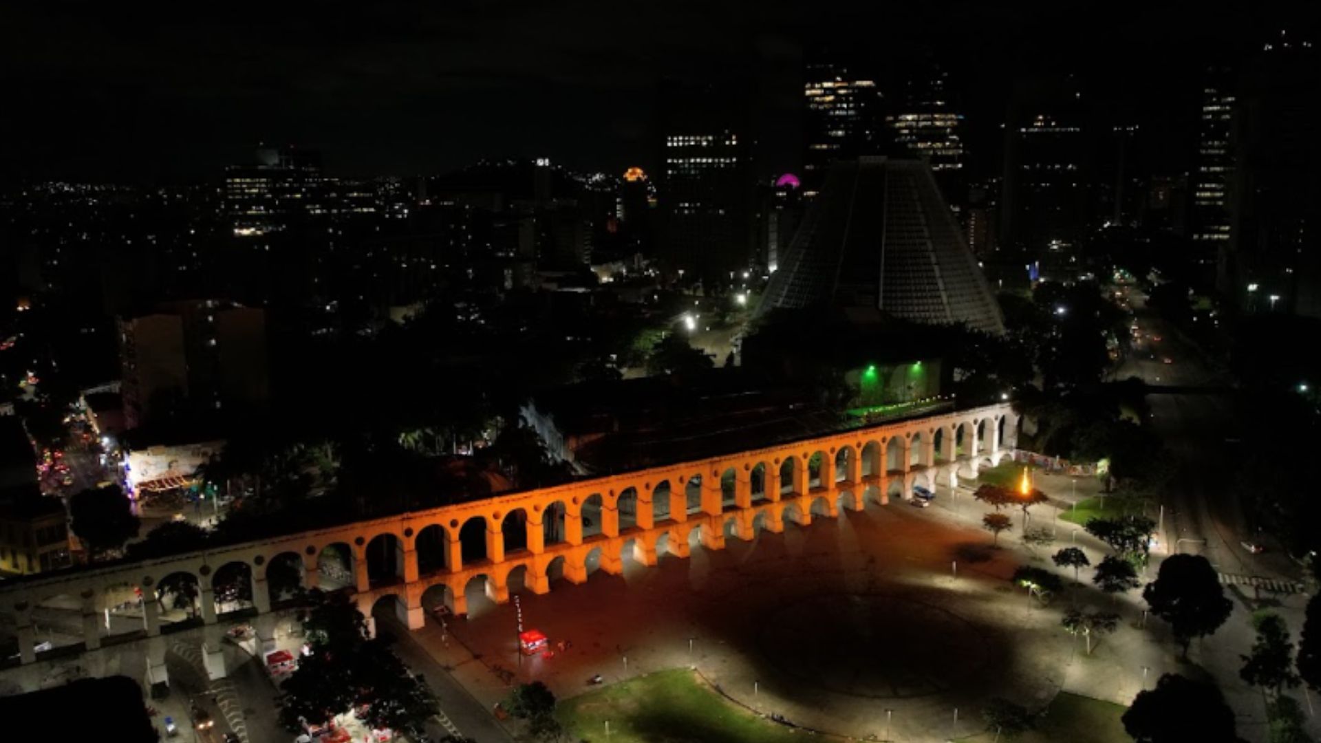 Rio se ilumina de laranja para homenagear garis e 50 anos da Comlurb