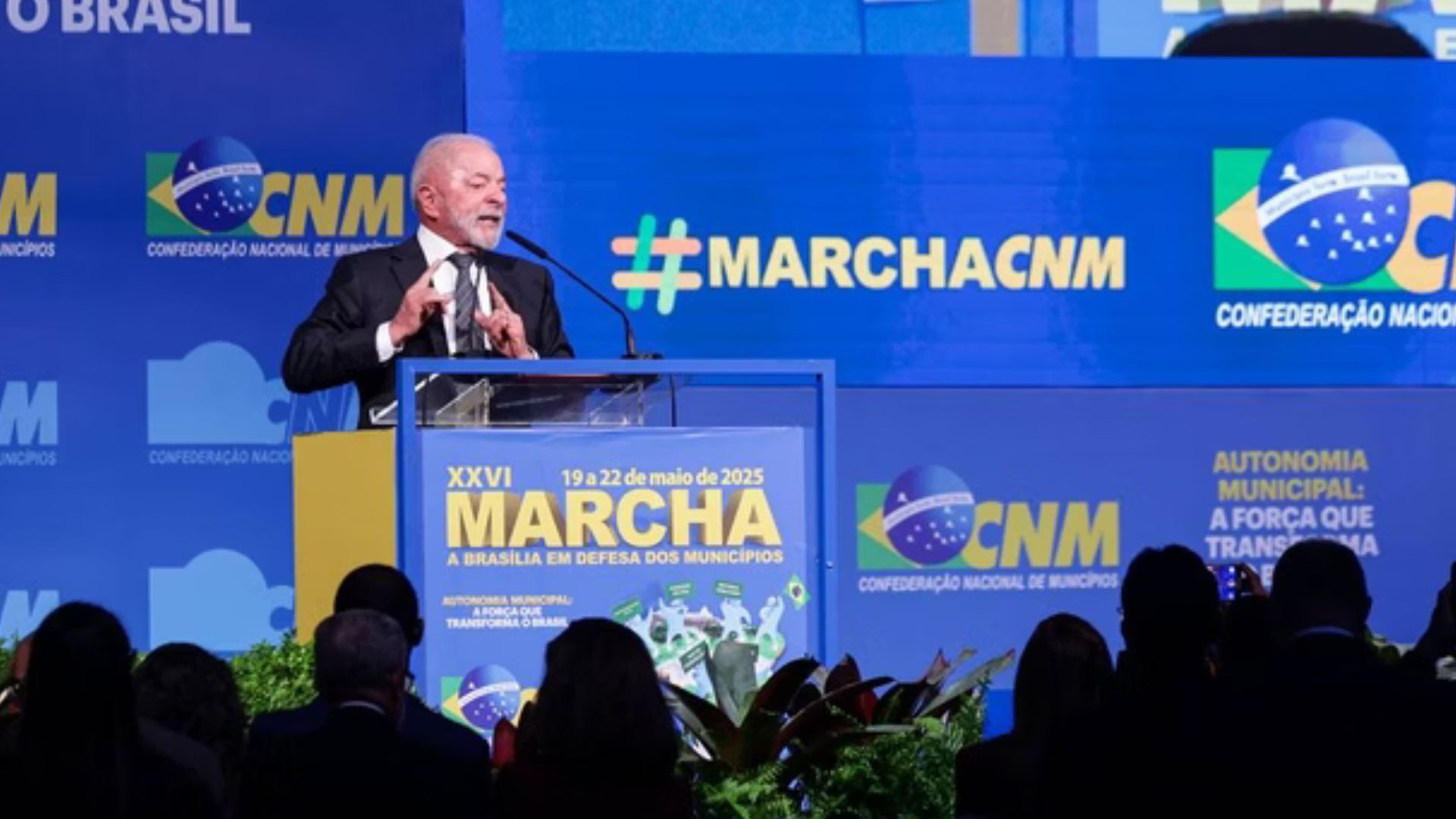 Lula é vaiado e aplaudido por prefeitos em evento nacional