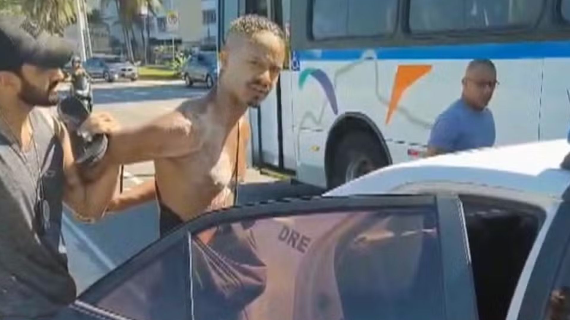 Homem é preso vendendo drogas com bandeja na Praia de Ipanema