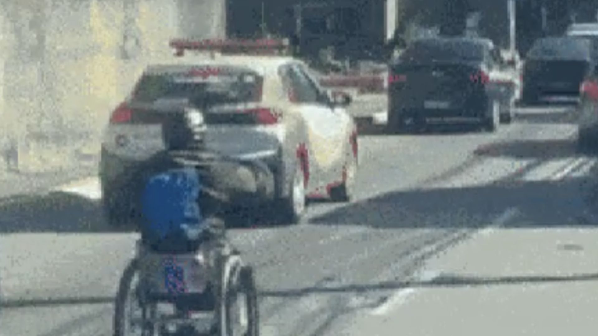 Cadeirante atravessa rua movimentada em Niterói e levanta alerta sobre segurança no trânsito
