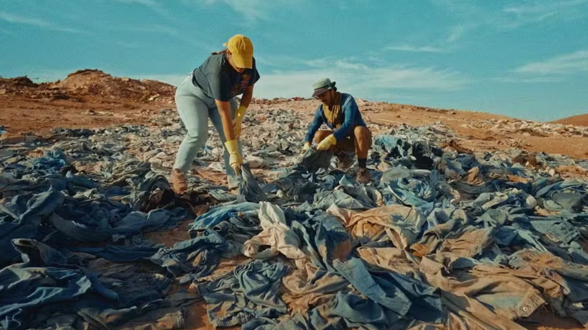 Campanha transforma roupas descartadas no deserto do Atacama em moda consciente