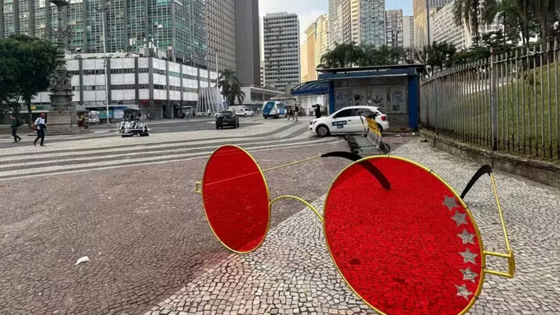Mocidade escolhe Rita Lee para 2026 e apresenta enredo com óculos gigantes no Centro do Rio