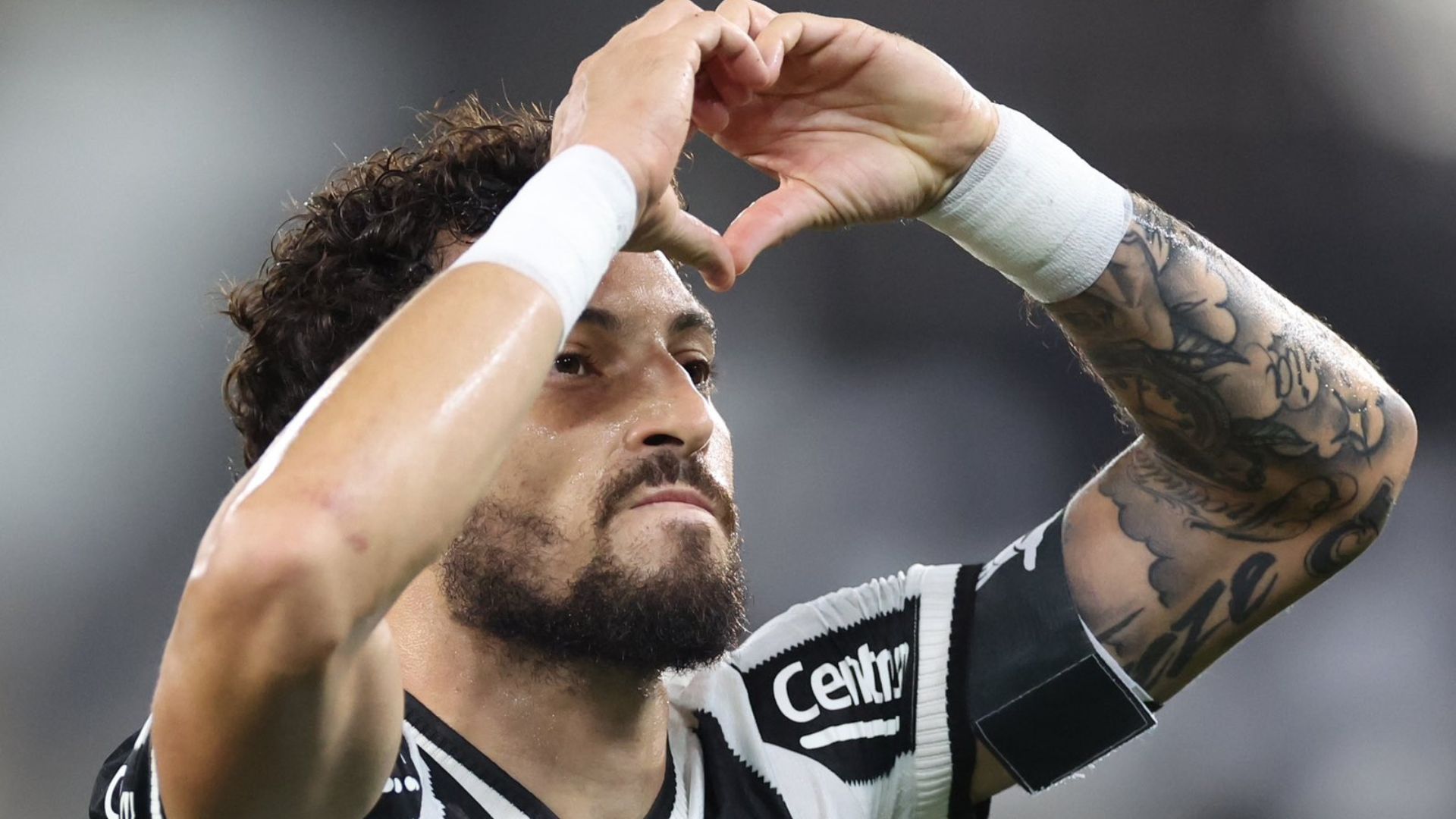 Bahia e Botafogo duelam em confronto direto no topo da tabela neste sábado (3)