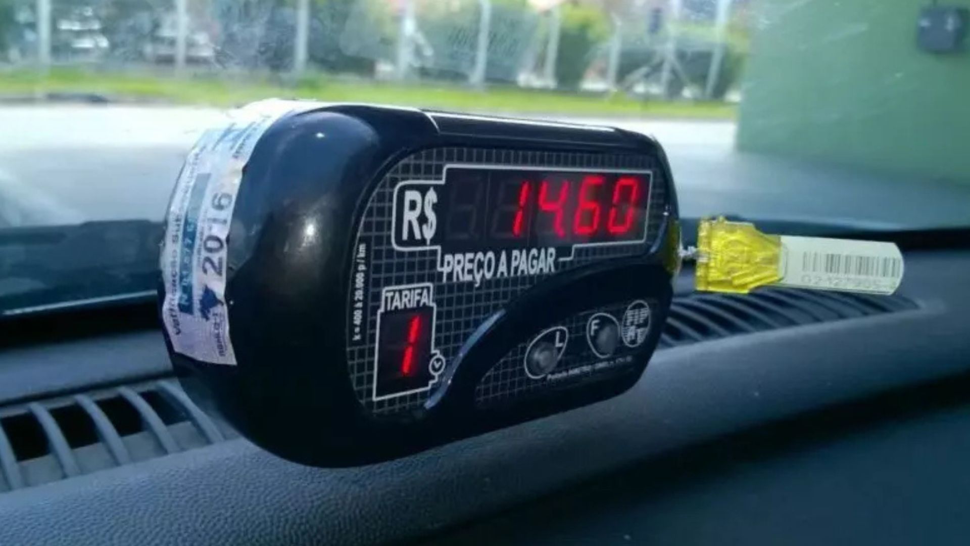 Passageiro denuncia carro com taxímetro adulterado no Rio e Seop bloqueia documentos