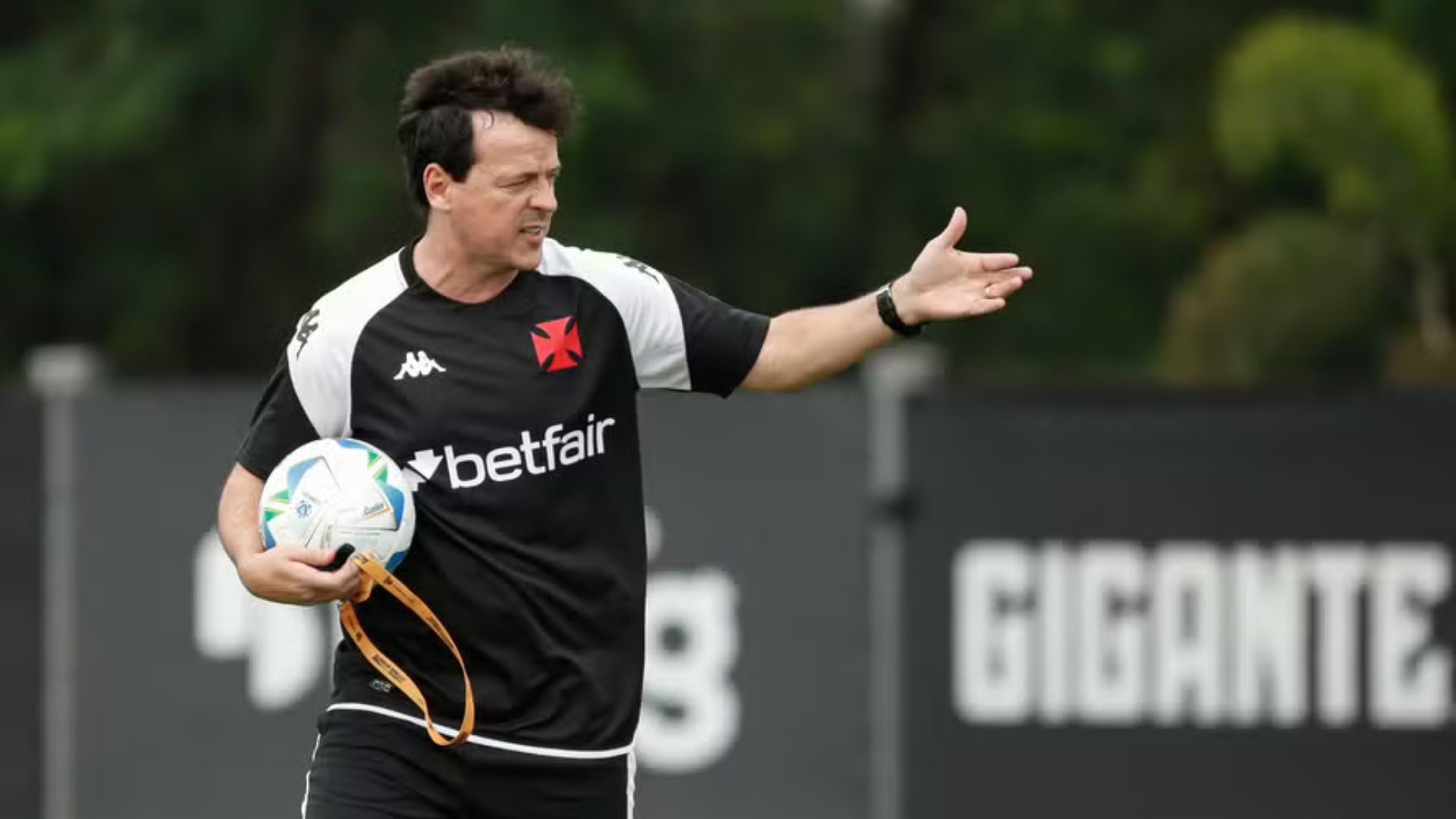 Fernando Diniz inicia trabalho no Vasco com missão de reformular elenco