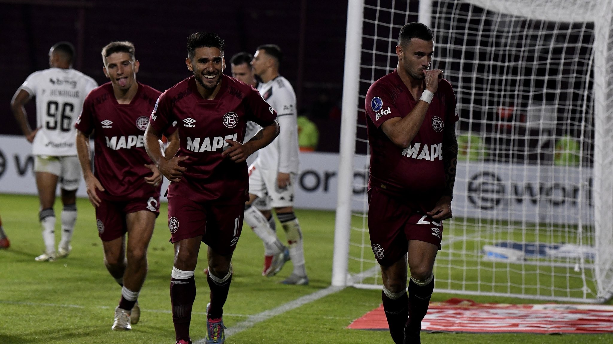 Vasco perde para Lanús por 1×0 na estreia de Diniz e se complica na Sul-Americana