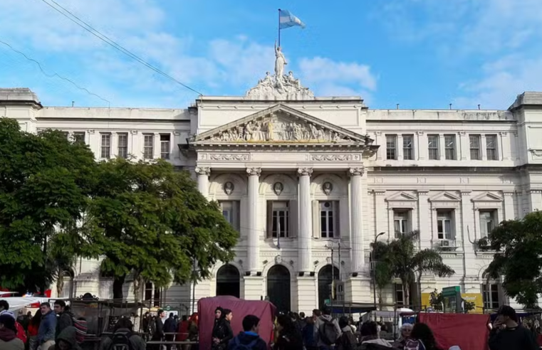 Reforma migratória de Milei ameaça gratuidade para 14 mil estudantes brasileiros na Argentina