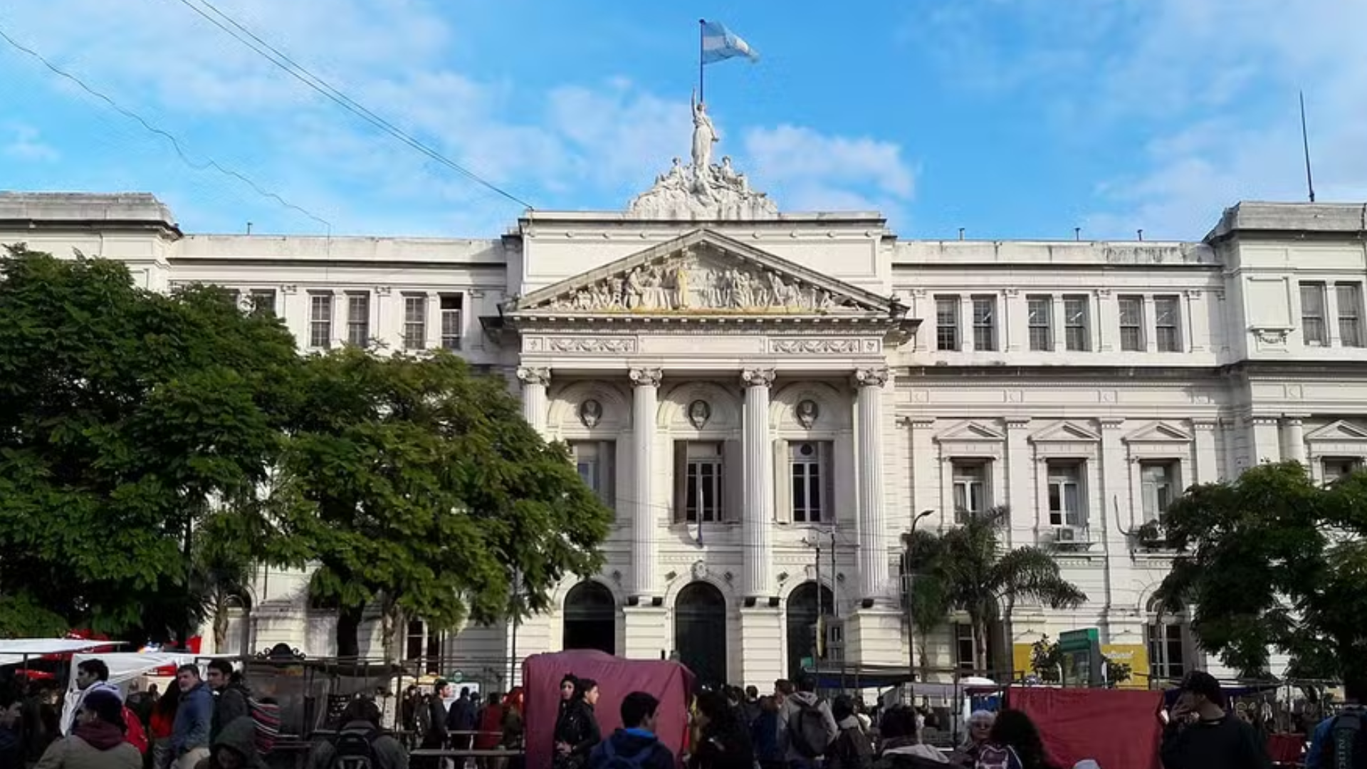 Reforma migratória de Milei ameaça gratuidade para 14 mil estudantes brasileiros na Argentina