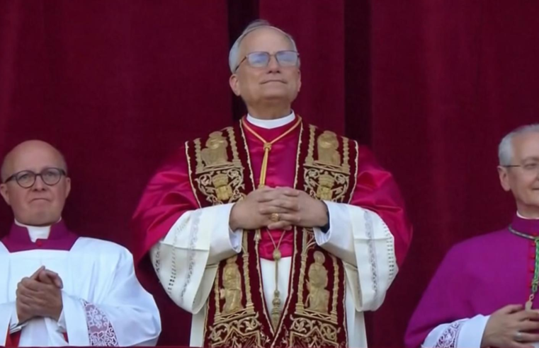 Em primeiro discurso ao assumir papado, Leão XIV homenageia antecessor e saúda fiéis